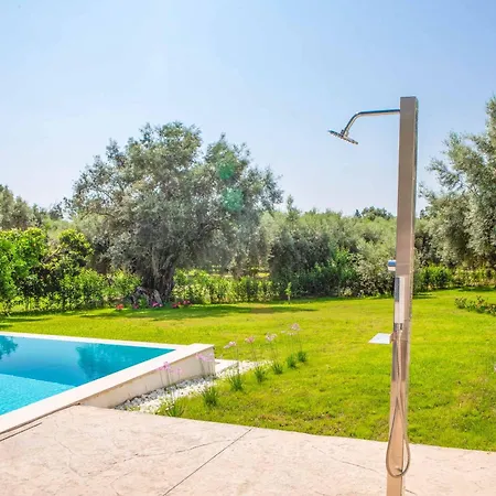 Averto Irene Villa *